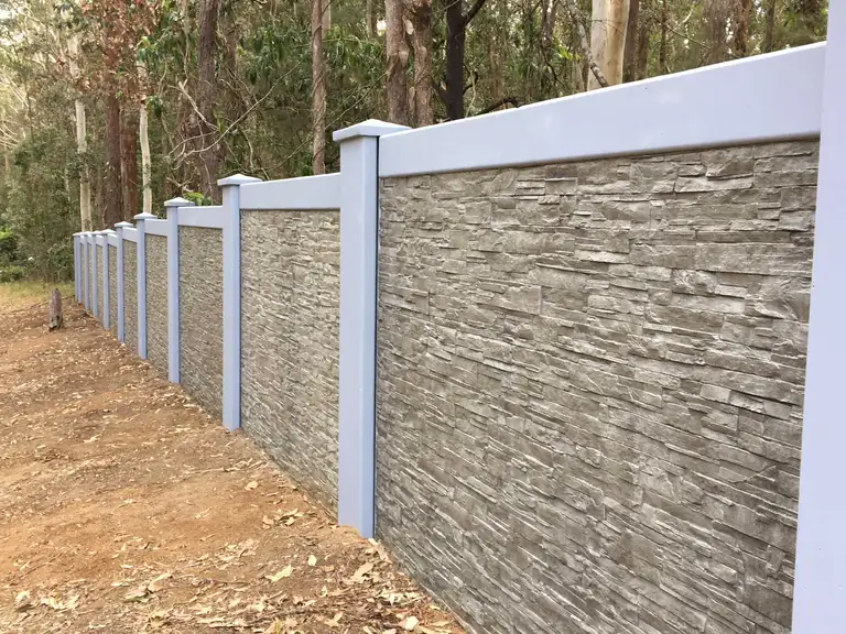 Hàng rào xây bằng đá bọc lưới thép cực kì độc đáo