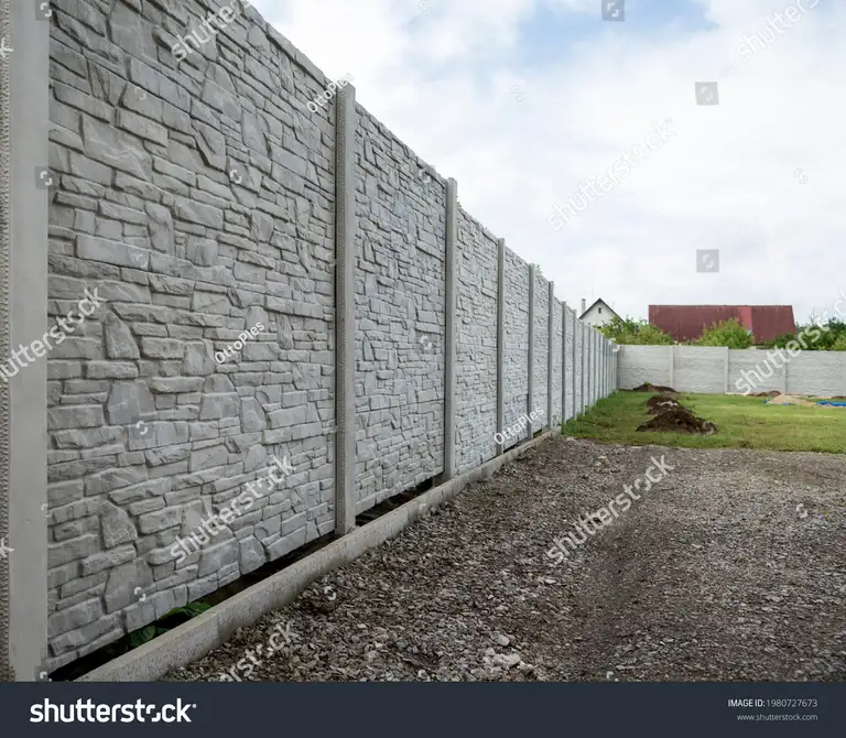 Hàng rào xây bằng đá bọc lưới thép cực kì độc đáo